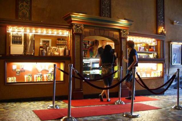 x-photo-chicago-music-box-theater-3733-n-southport-850-seats-lobby-candy-counter-from-hello-metro-site.jpg